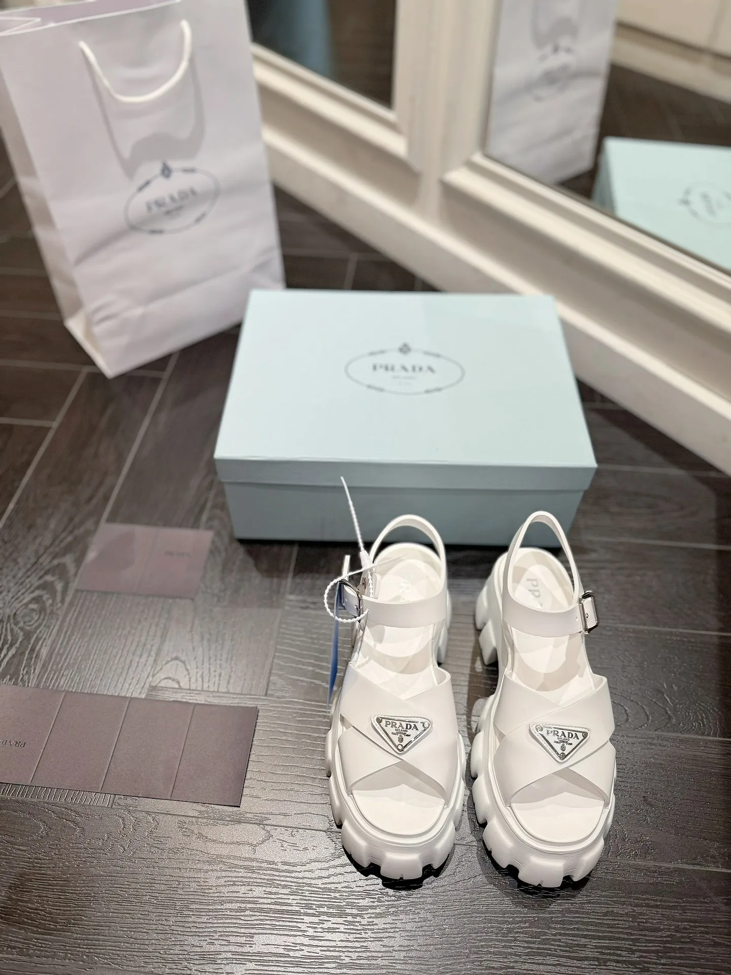 👟👟Ex-factory price 460👟👟 prada Roman shoes will definitely make you fall in love with them! The latest spring and summer sawtooth Roman braided thick-soled sandals E64, retro, fashionable and avant-garde gear teeth, 55mm thick-soled soles and uppers, making the whole pair of shoes light and comfortable. Bright colors, a variety of choices to satisfy fashionable people of different styles! The iconic metal triangle logo is paired with the shape of ancient beach sandals. Every design element is fashionable! Color: black and white Size: 35-41